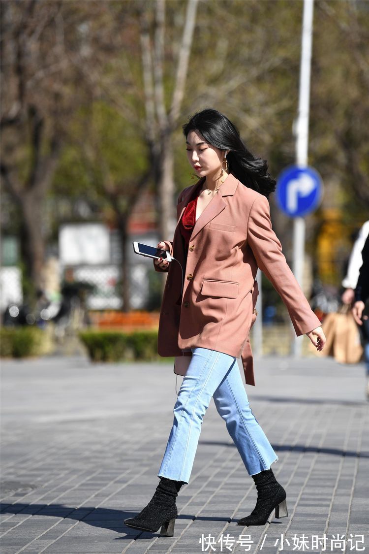 小姐姐|街拍:美女一件藕荷色的西装,有一点风衣的味道,混搭风的感觉!