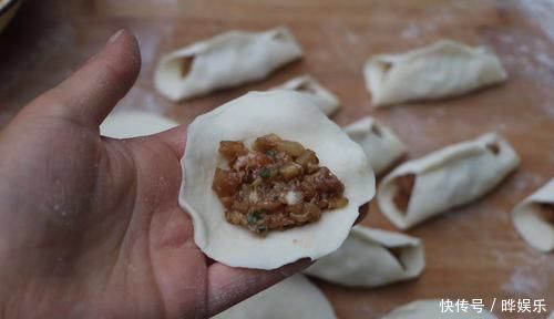 针叶松|茄子最过瘾的吃法,不油炸不用炒,加2斤面粉,一顿3个茄子不够吃