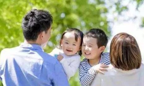 妈妈|双胞胎一个奶奶带，一个妈妈带，6年后相聚，差距不是一星半点