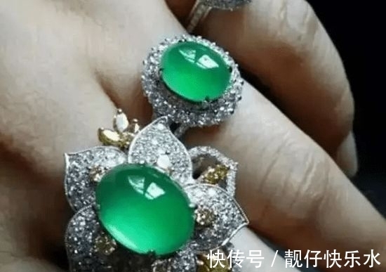 术语@翡翠中的起荧光是什么样的效果?看到以后也会震惊,确实很不错
