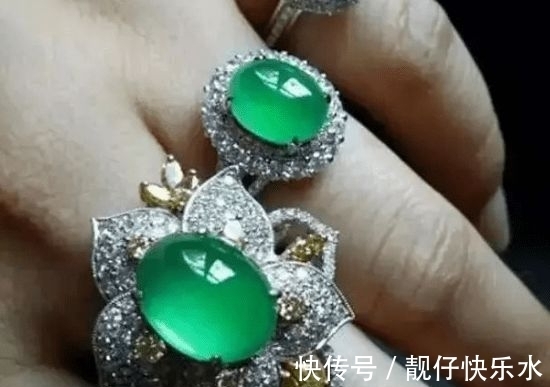 术语@翡翠中的起荧光是什么样的效果？看到以后也会震惊，确实很不错