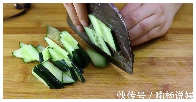 黄瓜片|黄瓜加1把木耳,这样做实在太好吃了,我家一周做6次,百吃不厌