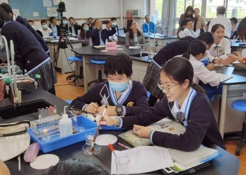 学生大喊“奥特曼”名字，校方8字为由进行劝退，家长为何称快？