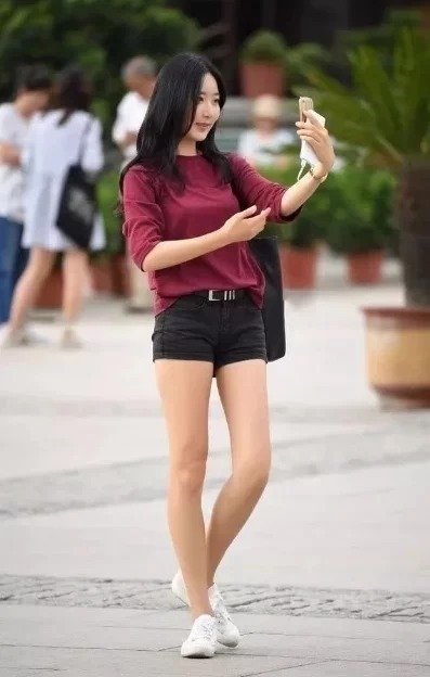 街拍:简约不简单的美女,穿出窈窕好身材