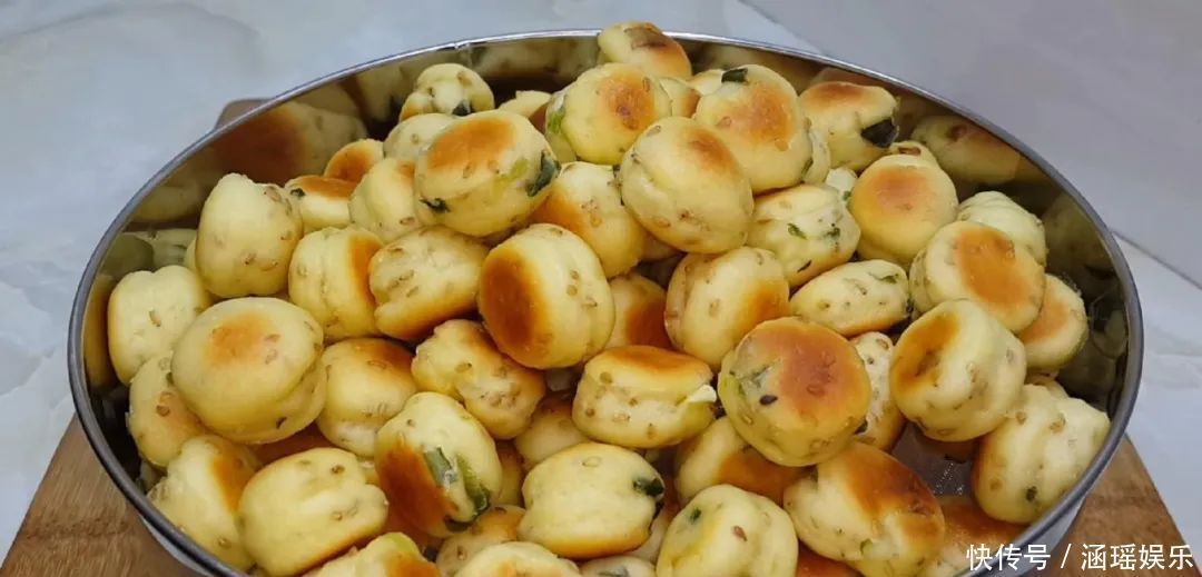 早餐别吃包子了,面粉中加2个鸡蛋,不蒸馒头不烙饼,出锅太香了