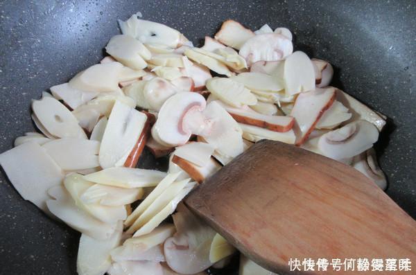 “最通便”的蔬菜被发现,便秘的人要常吃它,隔天能拉出黑臭巨便