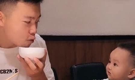 萌娃|奶爸“无所顾忌”式带娃吃饭,娃小手一指:我到底是你亲生的吗?