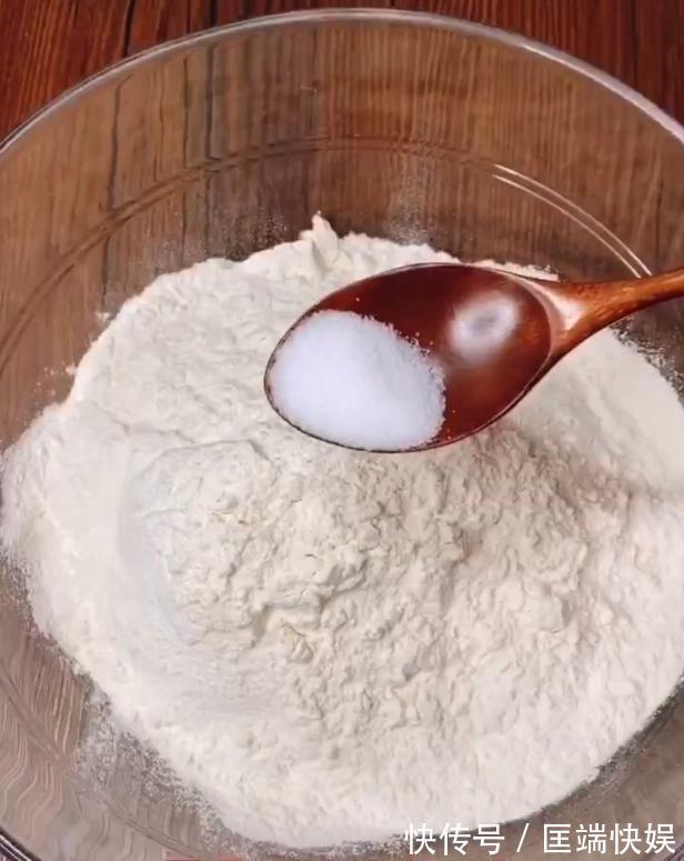 面团|发面时,别只会加酵母粉!多加1勺它,馒头膨松洁白,香甜可口