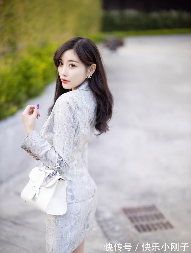 西装套装 银色西装套装，穿在身上舒服自然，展现优雅时尚气质