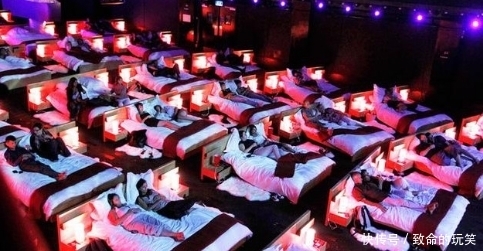 图为|世界各种特色电影院,情侣座就是一张床