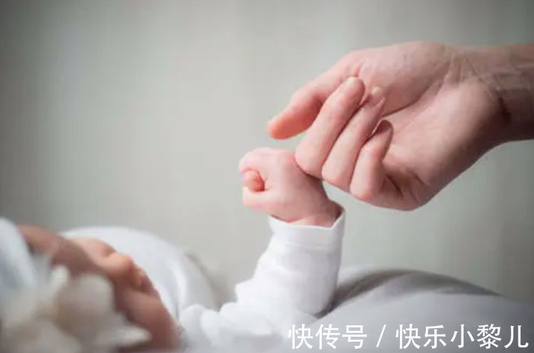 长牙|宝宝的“吃手”爱好不能任其发展,家长不及时干涉,会引起麻烦事