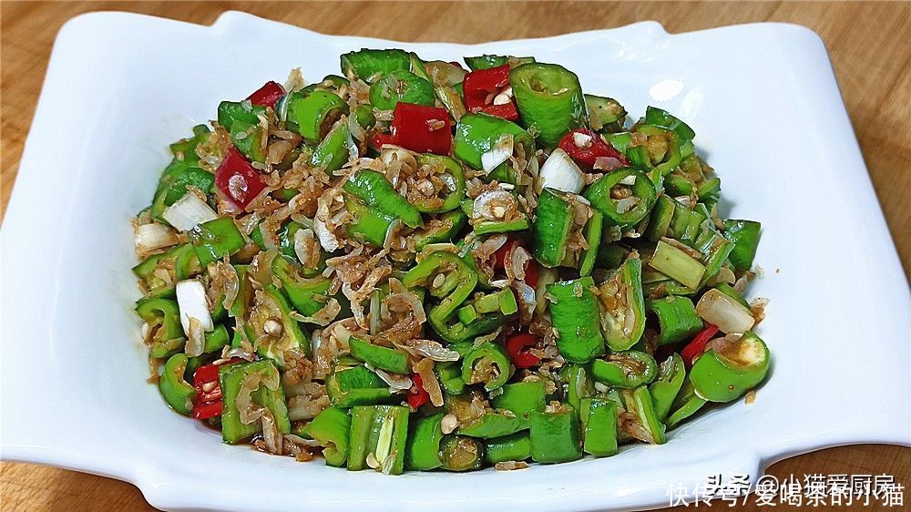 小猫|用辣椒和虾皮一起制作成凉拌菜，做法简单，成菜香辣好吃下饭过瘾