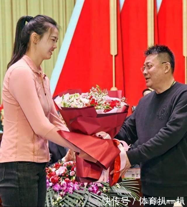 发言|蔡斌就任女排主教练报告会在常州举行,张常宁献花,龚翔宇发言