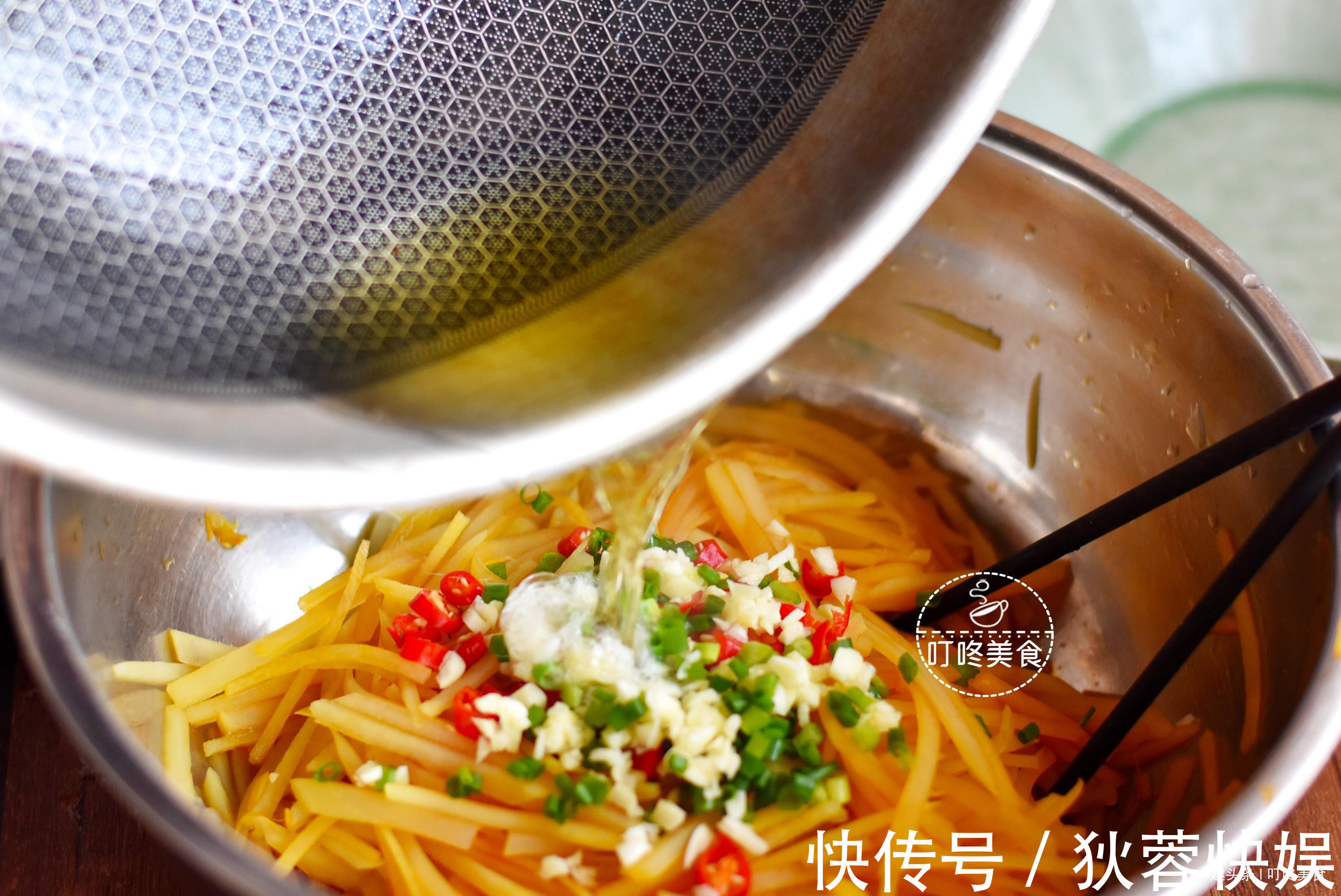 土豆丝别只会炒了,教你简单一焯一拌,清脆爽口,比炒的还好吃