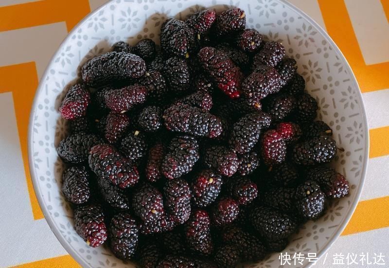 白發(fā)最怕這水果,5塊錢煮1大鍋,每天吃點,頭發(fā)烏黑,白發(fā)變少了