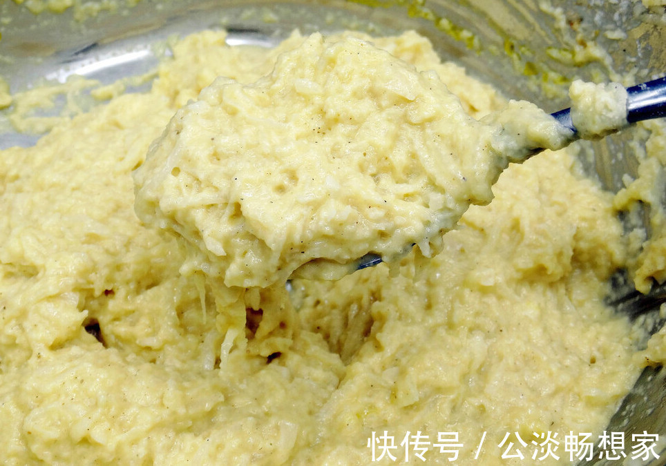 面粉|炸萝卜丸子要想酥脆，放淀粉还是放面粉教你正确方法，外酥里嫩