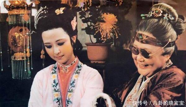 鸳鸯#尤二姐面见贾母,鸳鸯为何要掀起她的裙子?看看尤三姐就知道了