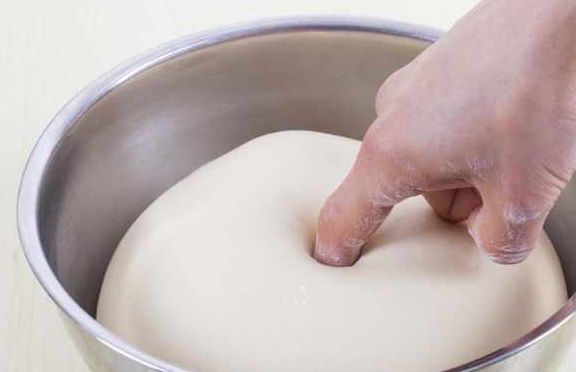 为什么有人蒸馒头面里加盐油糖？在面粉与酵母发酵过程中有啥作用