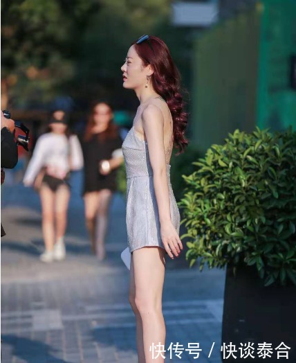 设计|亮片连衣裙搭配系带高跟鞋,简洁大气,柔情似水