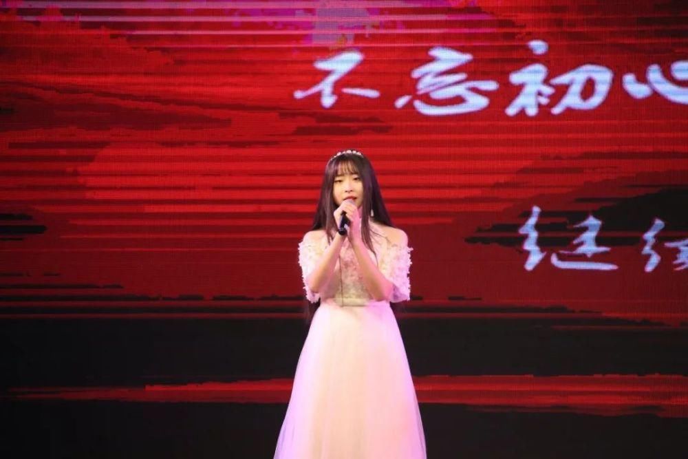 冬天的第二场雪和今晚的校园歌手大赛更配噢~