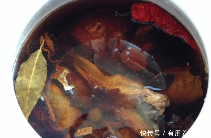 简单|卤牛肉太贵教你简单做法,4料3步,酥软劲道不塞牙,比买的好吃