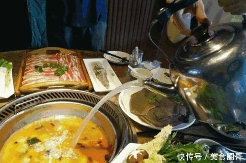 尴尬|吃火锅,服务员问你“加不加汤”,其实是在给你暗示,不懂就尴尬