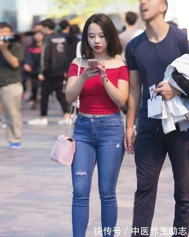 大长腿 印花条纹长袖t恤搭配黑色短紧身打底裤,让人舒适,让女人温柔!