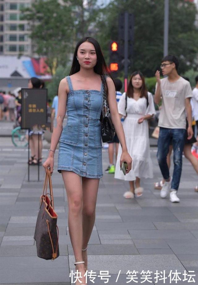 青春靓丽的吊带牛仔裤,款式新颖穿搭舒适,显瘦又显高