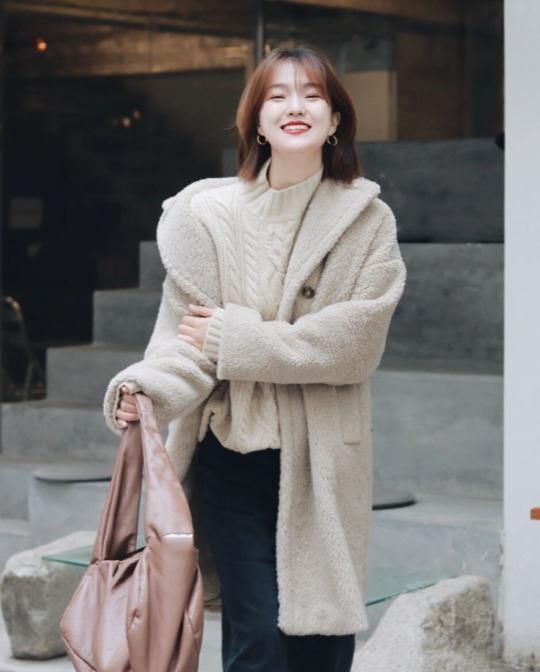 搭配 秋冬衣服别乱买，常备“高领衫”，搭配大衣、羽绒服都洋气