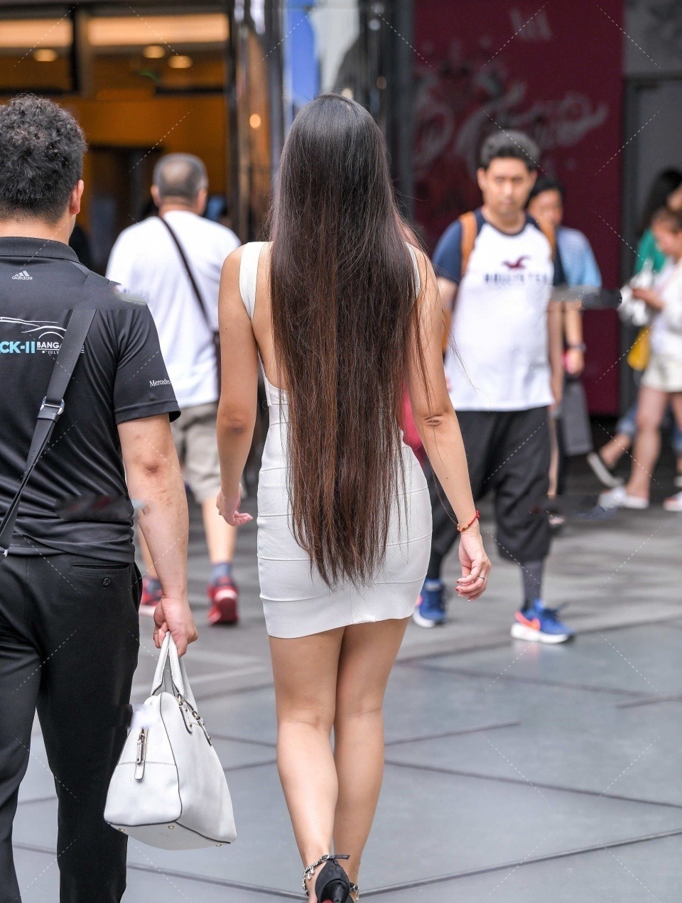 包臀裙 微胖型的女神,身穿白色的包臀裙,搭配亮眼的高跟鞋,显得很时尚