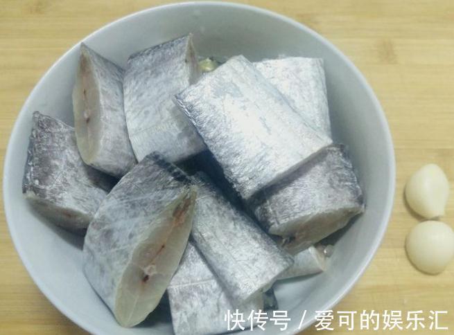 带鱼别只会干炸了,教您一个好吃做法,肉质细嫩鲜香无腥,快来学