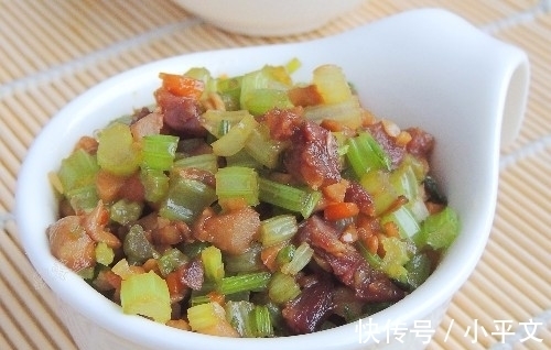 勺子|用勺子吃才过瘾的菜，三种食材，简单易做，鲜香味美，一盘不够吃