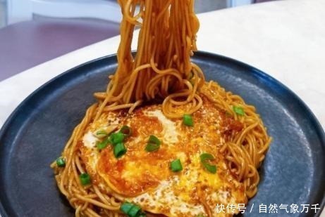 焖面|面条这做法,我家一周吃5次,解馋过瘾,上桌比肉菜还先光盘