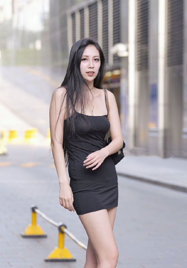 大长腿 时尚的吊带包臀裙,展现完美的曲线与成熟知性,展现完美身材