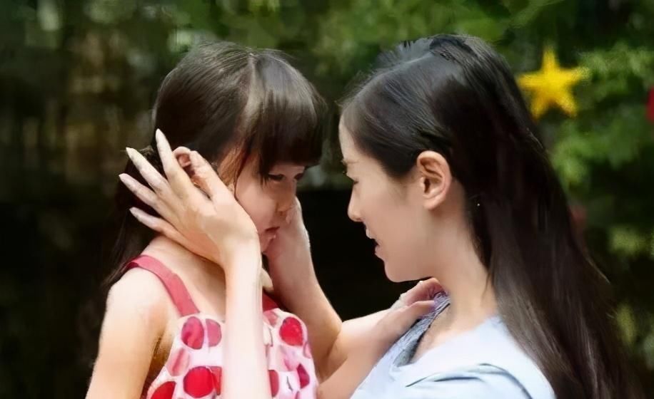 孩子|爸爸接女儿放学迟到了,三胞胎气得当场扔书包,门卫大爷笑翻了