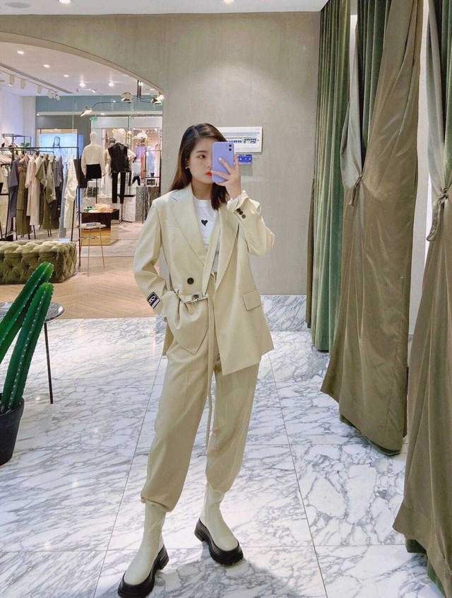 职场|小个子如何穿出“职场”范?一身灰色西服套装精致干练,显高显瘦