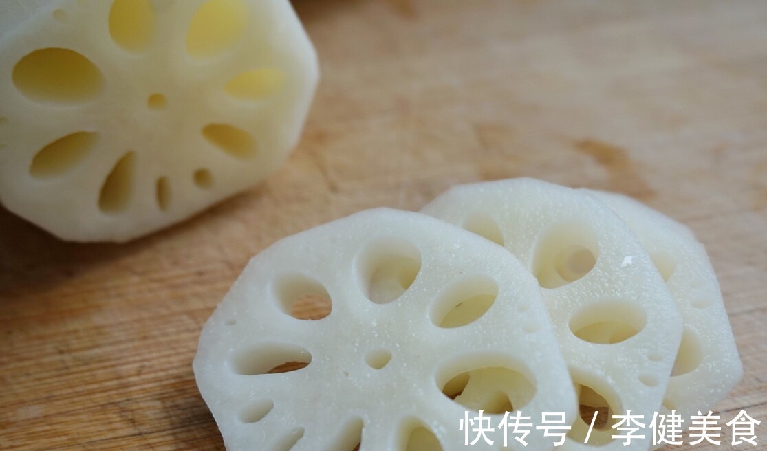 凉拌菜|做凉拌藕片，为啥一焯水就变黑大厨给你支两招，藕片洁白又脆嫩