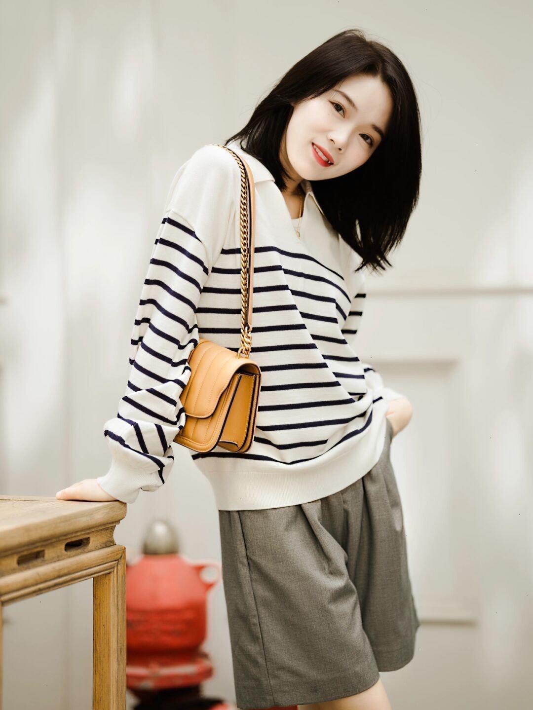 黑色|普通人也适合穿的风格,棕色衬衫+黑色牛仔裤,保暖又时尚!