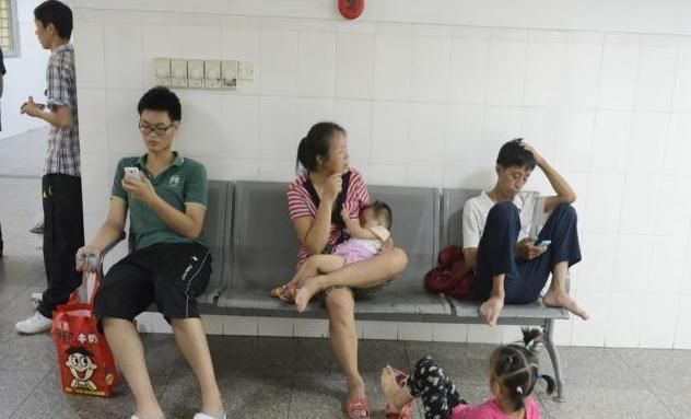 “妈,能别抱弟弟接我吗”,女儿拒绝妈妈接,揭露二胎家庭暗伤