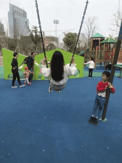 |搞笑GIF:女人真的有那么喜欢长得高的男人吗?