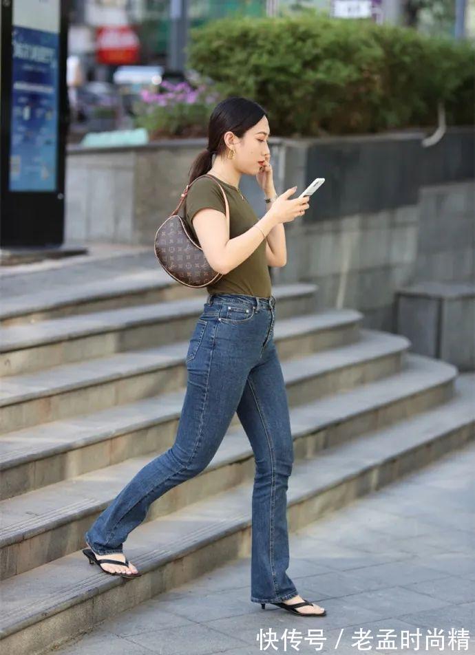 文艺 街拍:牛仔裤展现出独特身材魅力,自然魅力散发出来,好看又文艺