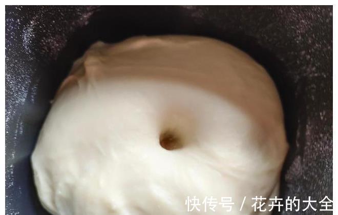 面团|像云朵一样软的牛奶面包,不加一滴水,奶香浓郁又香甜