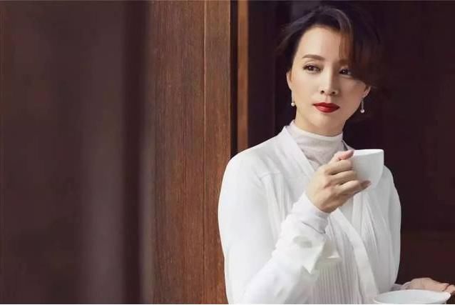 央视一姐董卿上《新闻联播》！大背头气质不凡，在男领导中好抢眼