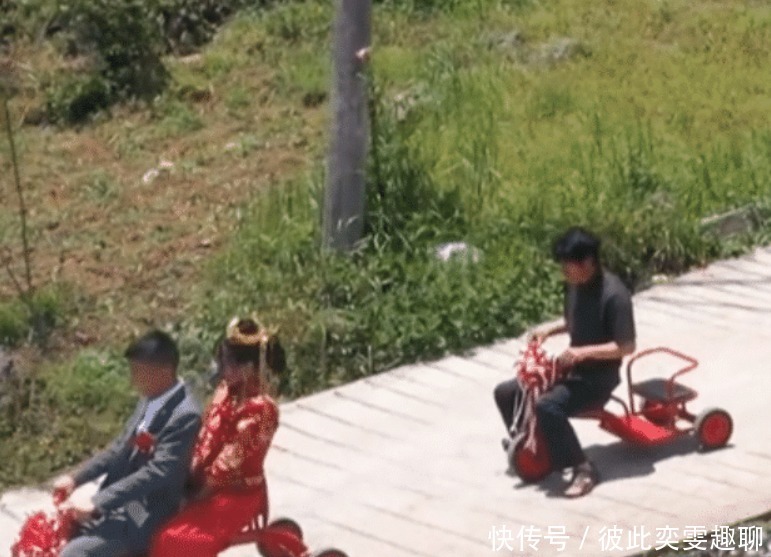 童趣|贵州新郎用12辆童车迎亲,充满童趣又不俗气,画风十分吸睛