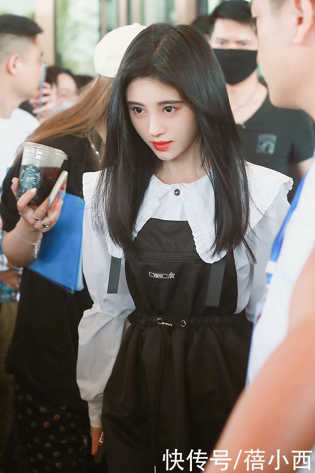 穿搭|58岁毛阿敏越老越时髦，穿白衬衫配牛仔裤走机场，170身材太出挑