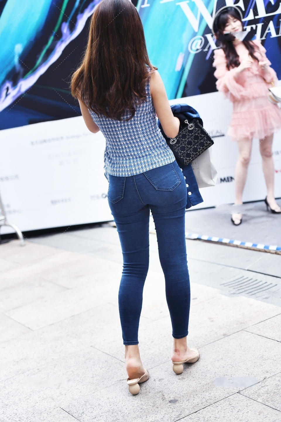 显得|美女街拍:深蓝色丝绸西装外套,搭配蓝色牛仔裤,时尚优雅