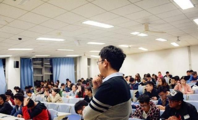 白岩松：大学快成义务教育了，还把自己当成高高在上的精英？