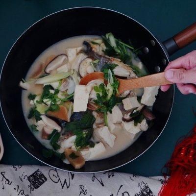 「铁锅鱼头炖豆腐」孩子常吃记忆力好，好吃又营养