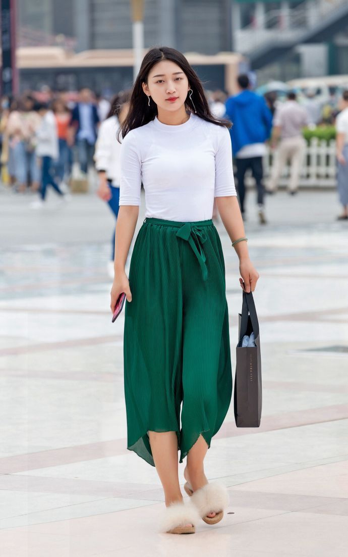 街拍小姐姐的白色T恤搭配黑色铅笔裤,简单又有味的一搭,太美了