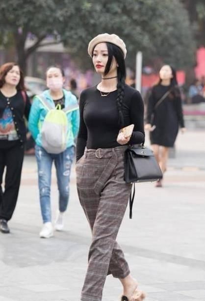 亮眼|街拍身材圆润的小姐姐,大长腿十分亮眼,很不错的姑娘